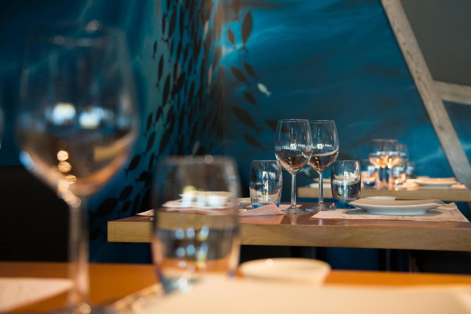 restaurant table size standard dining setup spacing between tables in restaurant layout